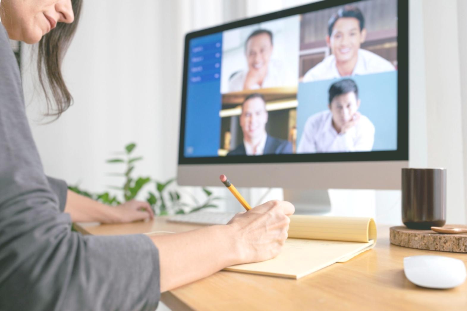 Profesionales analizando datos financieros en sesión de formación
